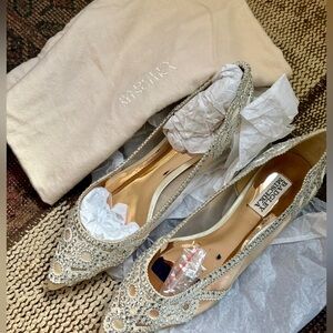 Elegant Badgley Mischka size 7. Flats. Sparkling. NEW. Dust bag. Anthropologie.